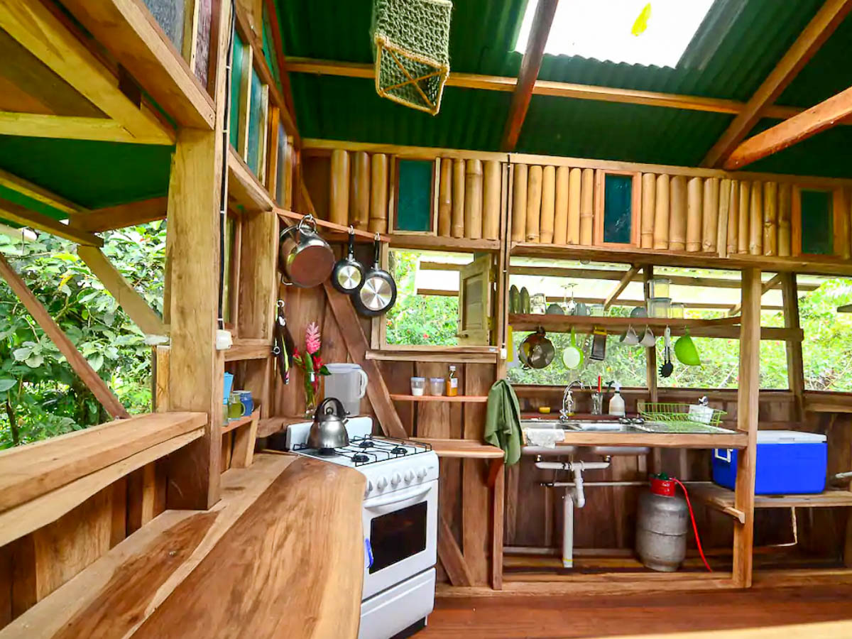 The kitchen of the up in the Hill Eco lodge pantai cabin in Bocas del Toro.